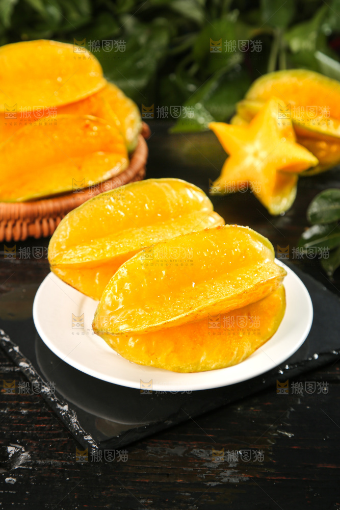 深色底上的杨桃