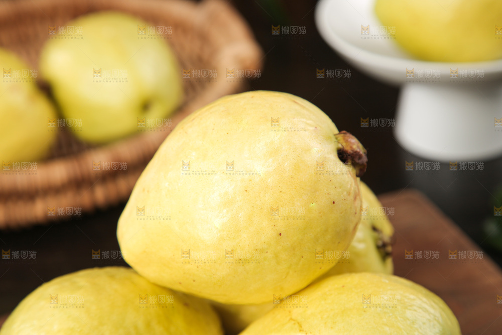 深底上的白心奶油芭乐