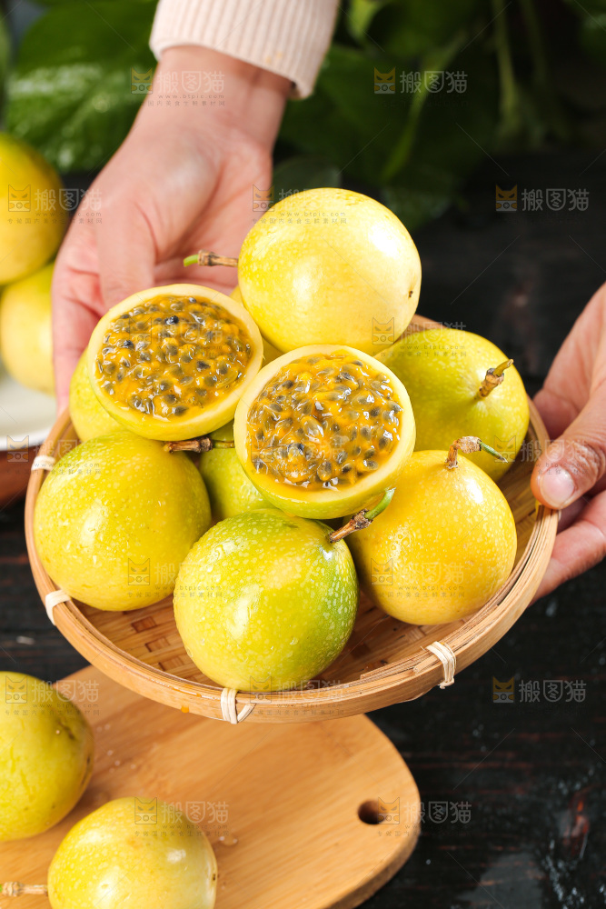 深色底上的百香果