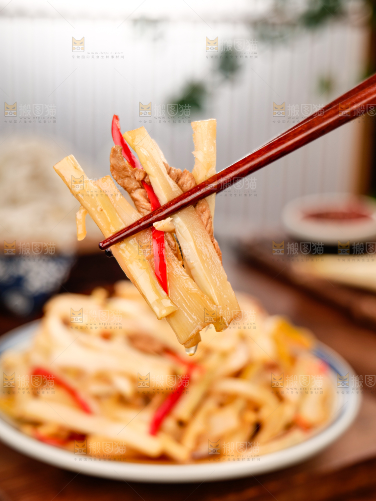 深底上的盐渍笋干