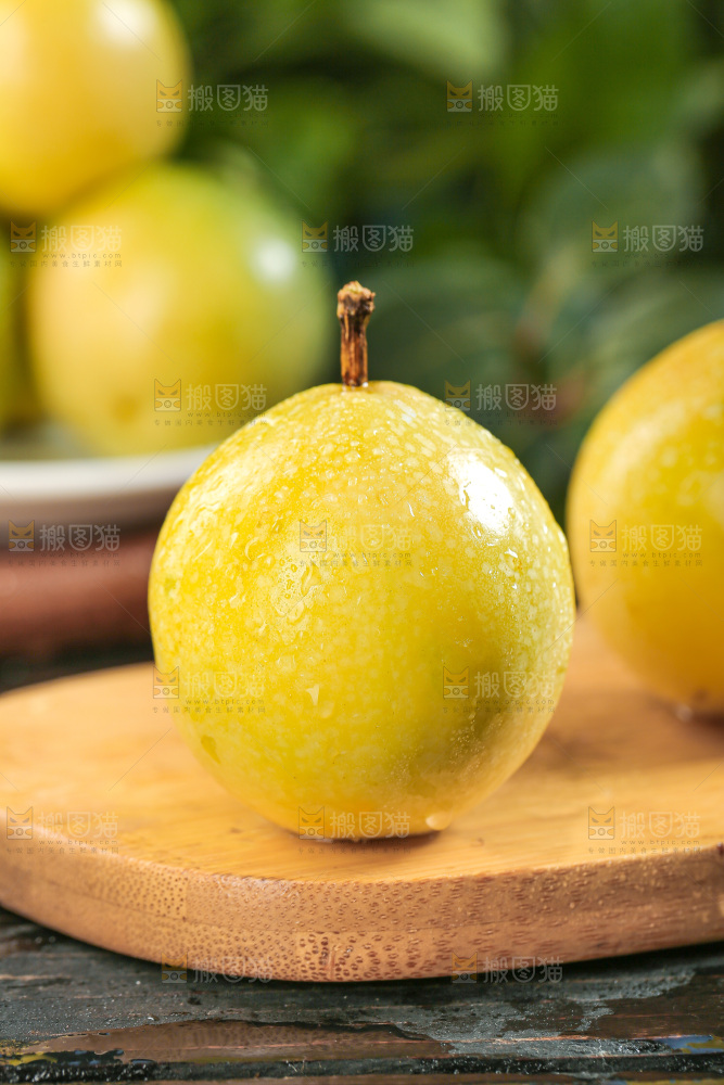 深色底上的百香果