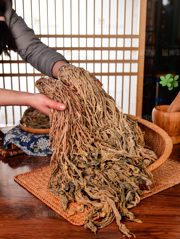 深底上的盐渍梅干菜