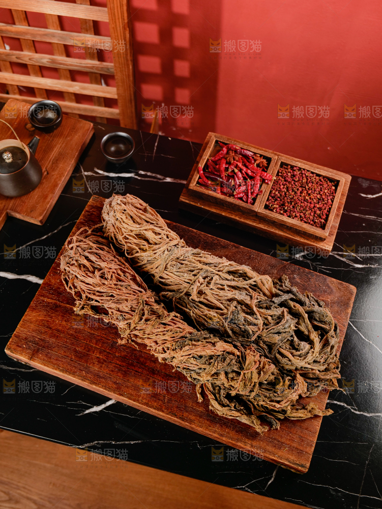 深底上的盐渍梅干菜