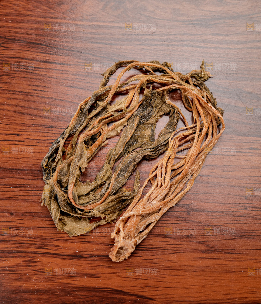 深底上的盐渍梅干菜