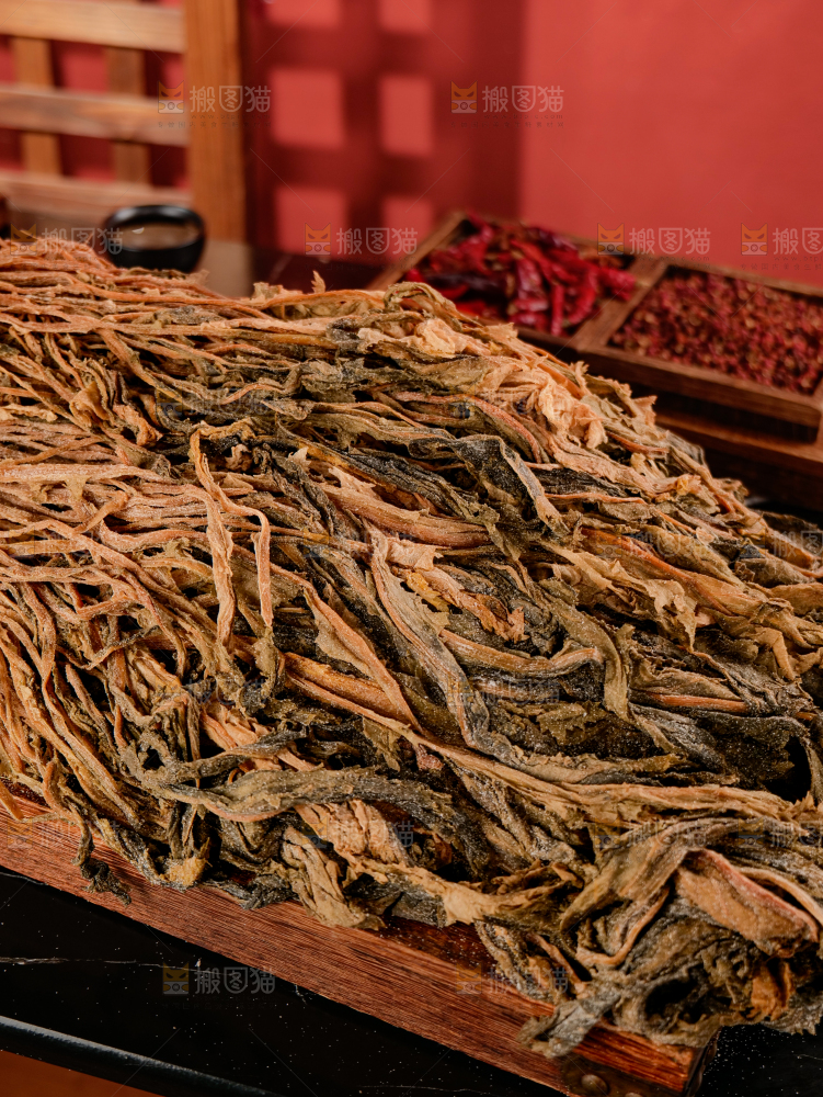 深底上的盐渍梅干菜