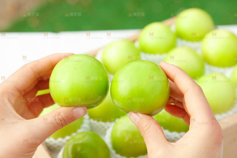 盒子里装着牛奶枣