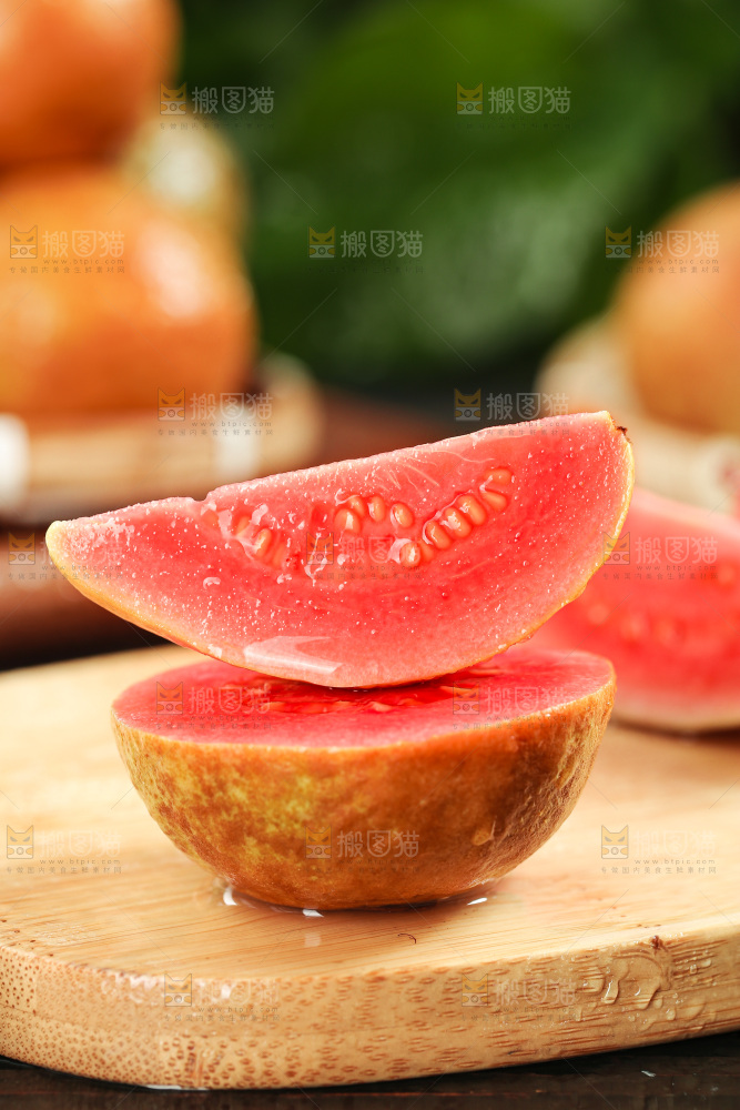 木底上的红心芭乐