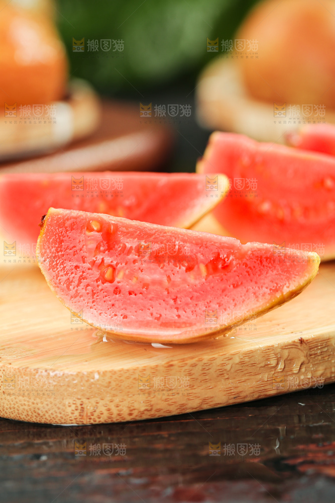 木底上的红心芭乐