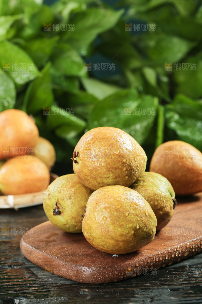 木底上的红心芭乐