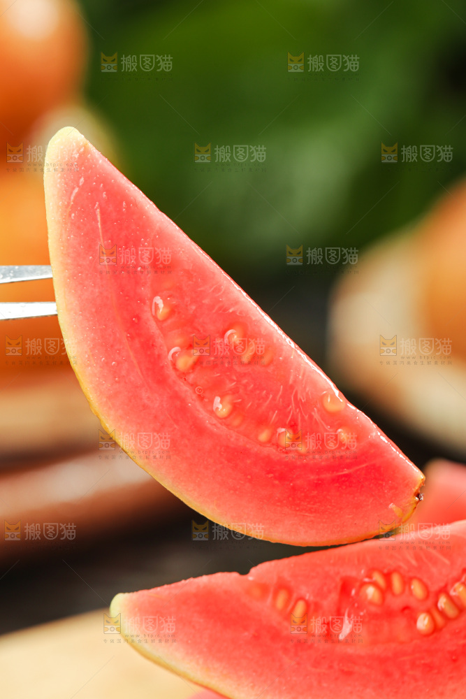 木底上的红心芭乐