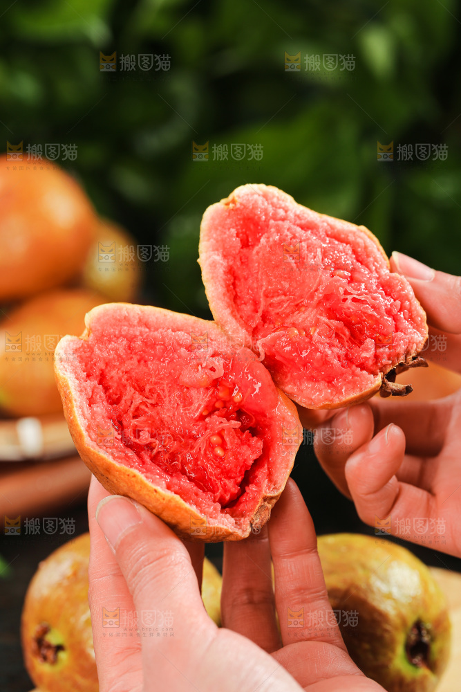 木底上的红心芭乐