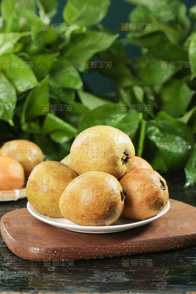 木底上的红心芭乐