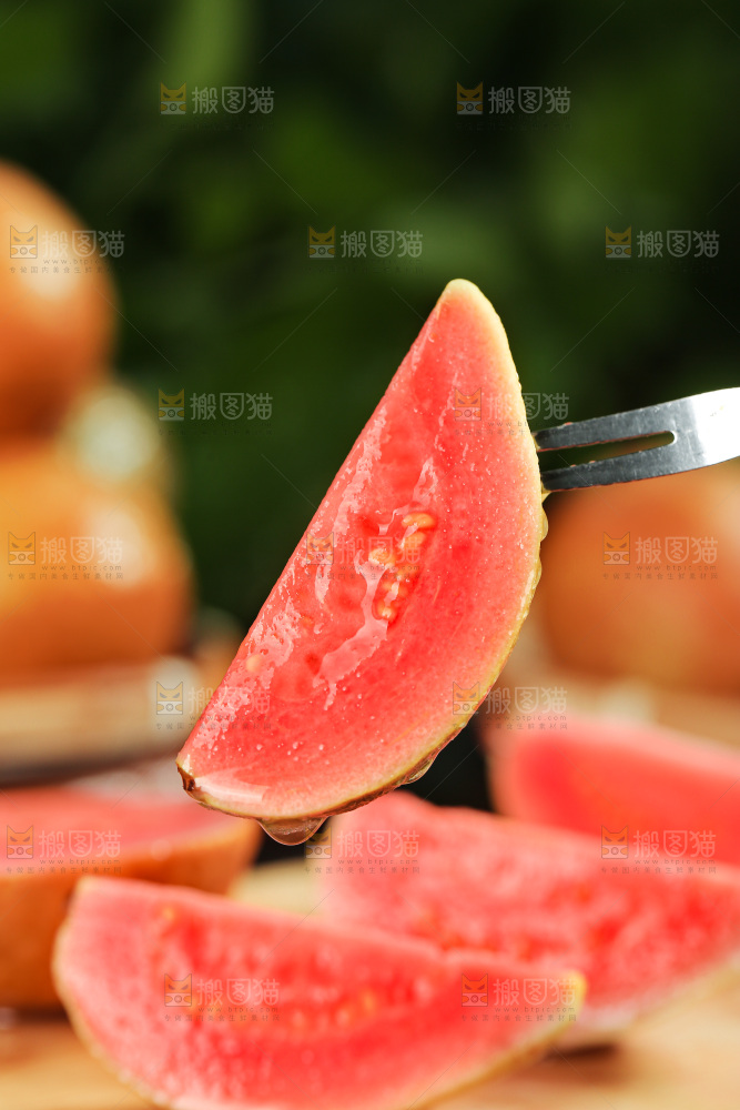 木底上的红心芭乐