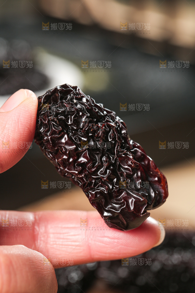 木底上的黑晶枣