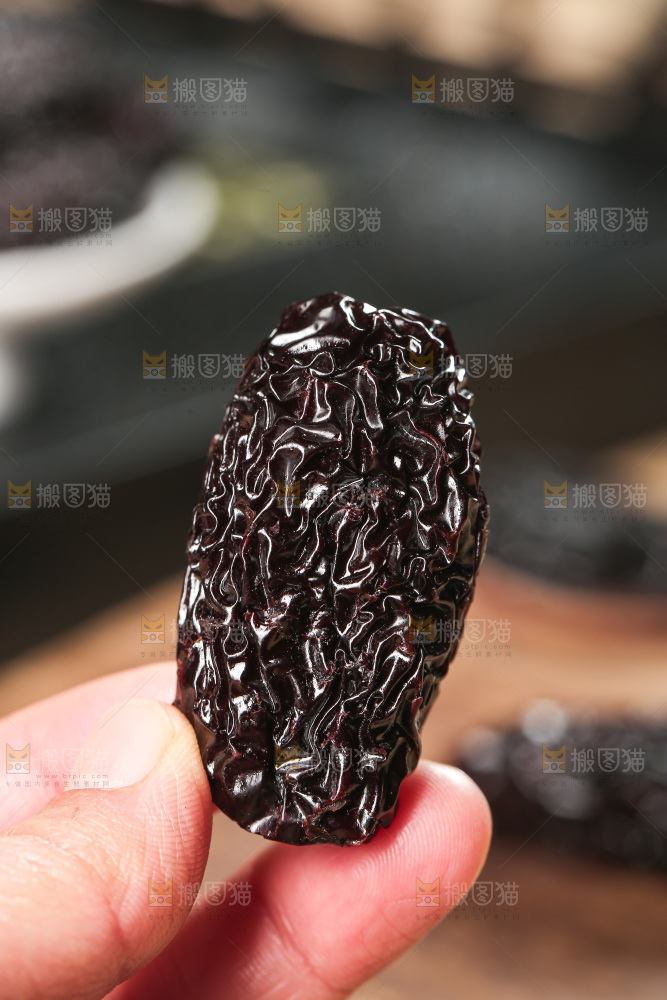 木底上的黑晶枣