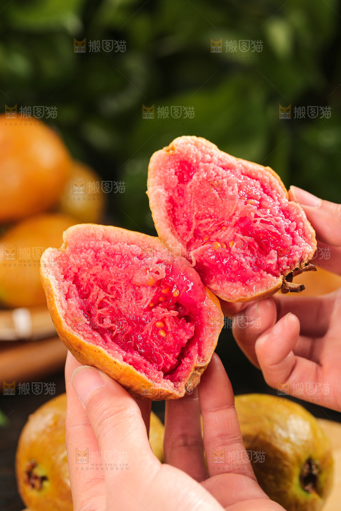 木底上的红心芭乐