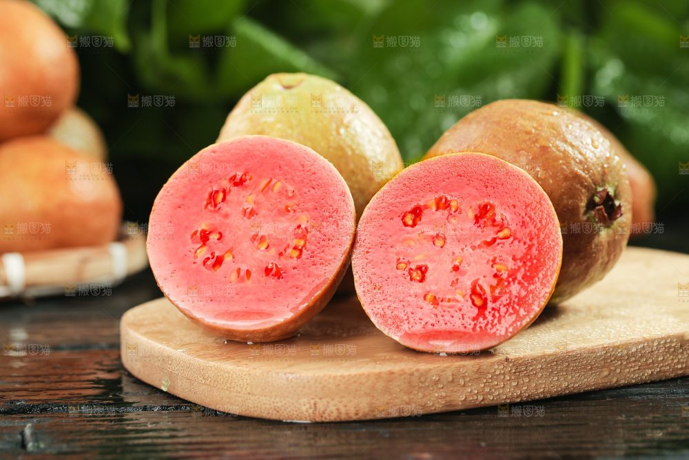 木底上的红心芭乐