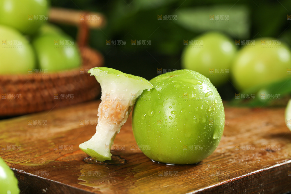 深底上的牛奶枣