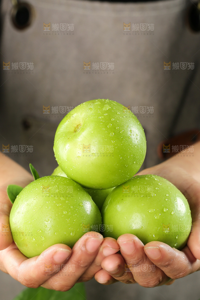 深底上的牛奶枣