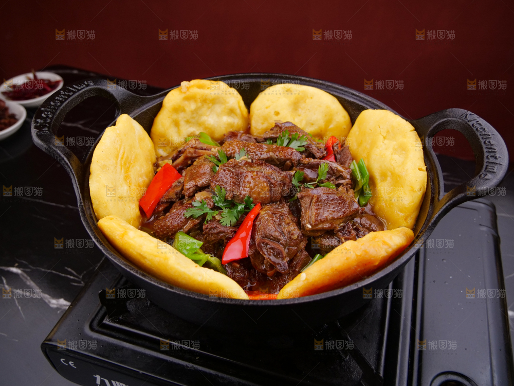 深底上的铁锅炖大鹅
