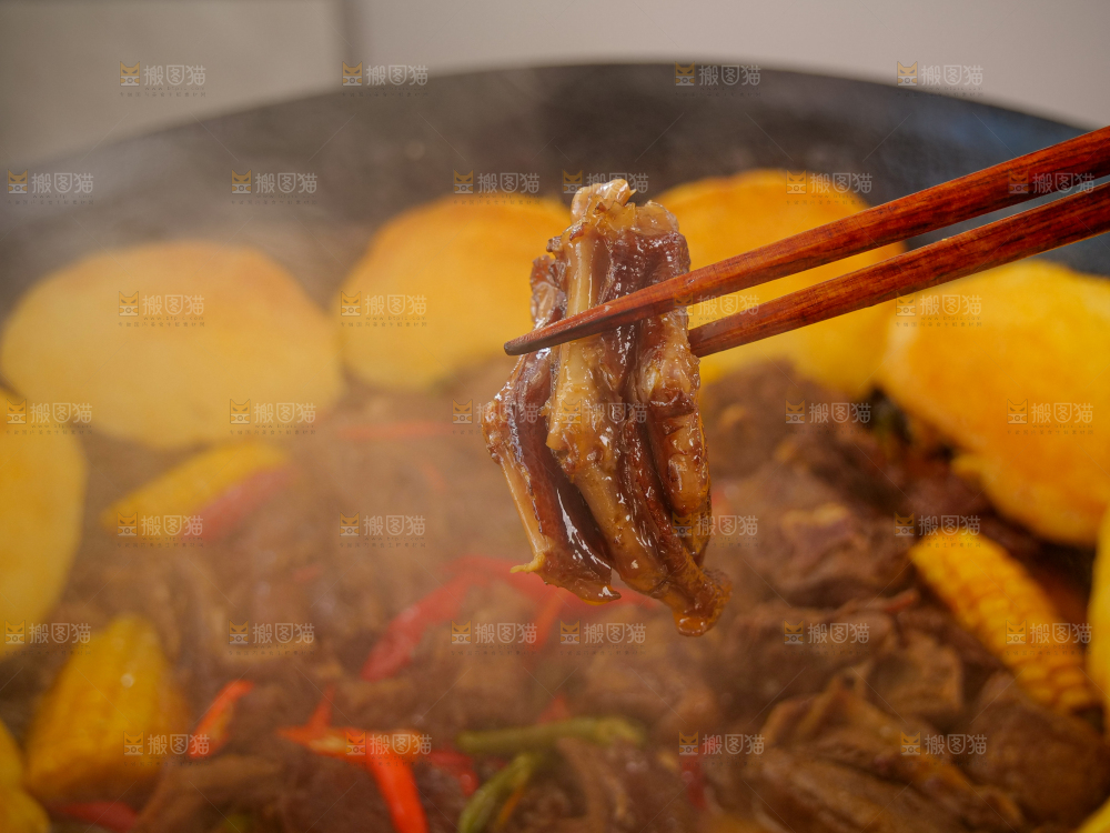 深底上的铁锅炖大鹅