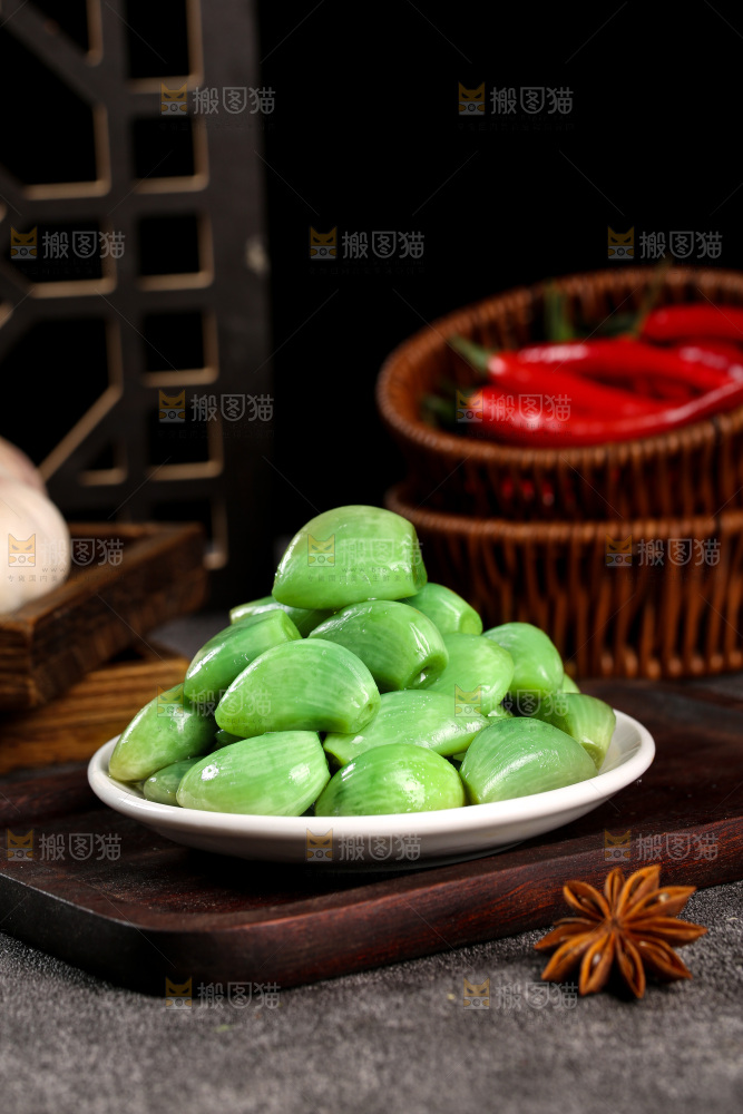 深底上的腊八蒜