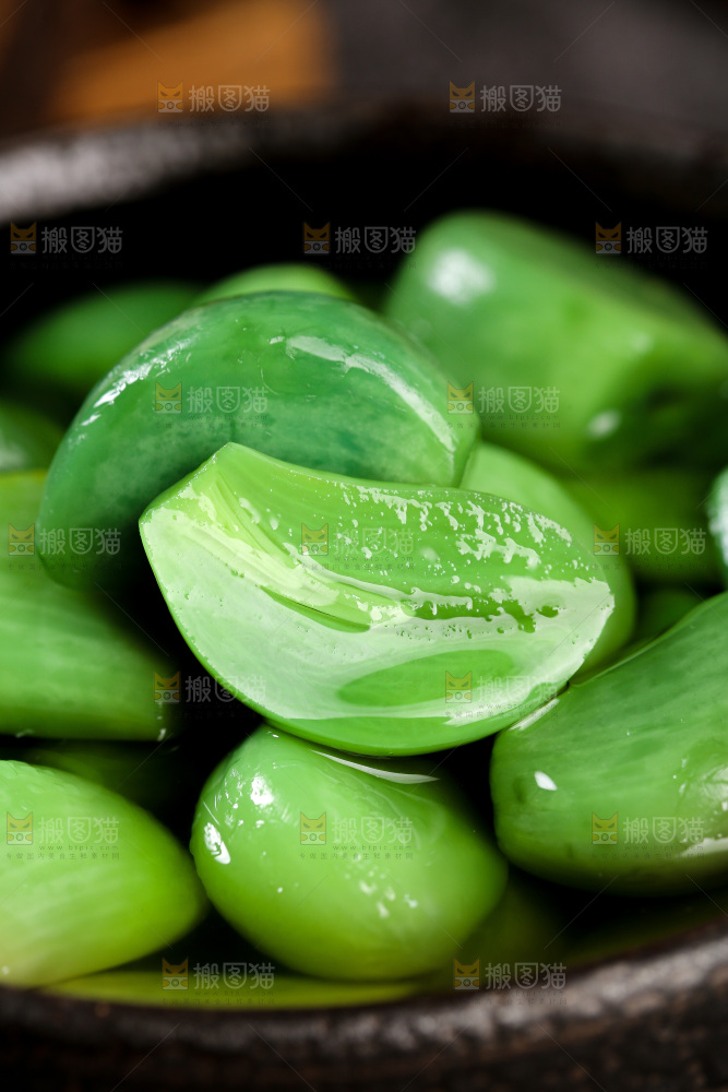 深底上的腊八蒜