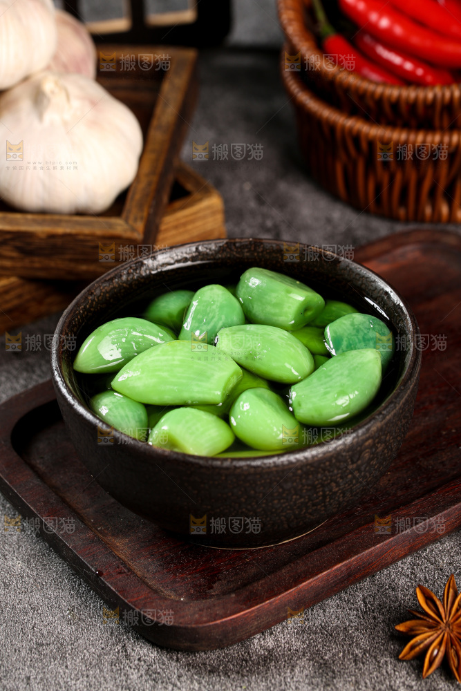 深底上的腊八蒜