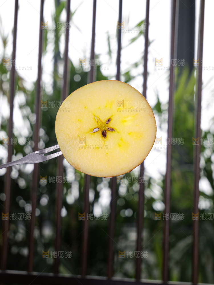深底上的丑苹果