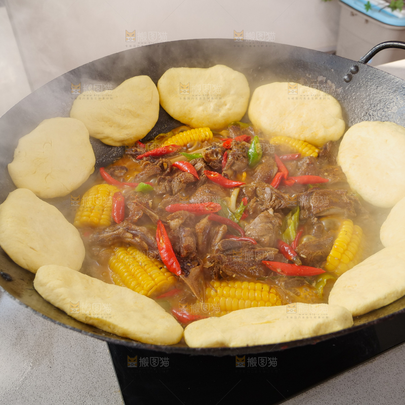 深底上的铁锅炖大鹅