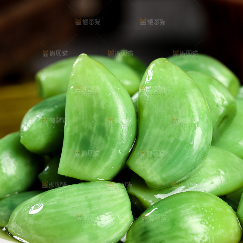 深底上的腊八蒜