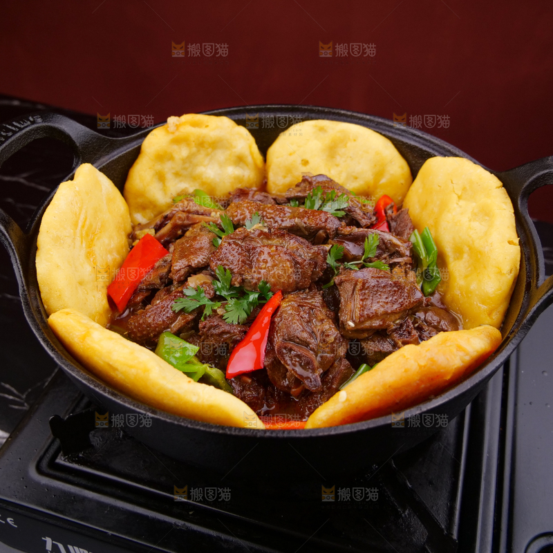 深底上的铁锅炖大鹅