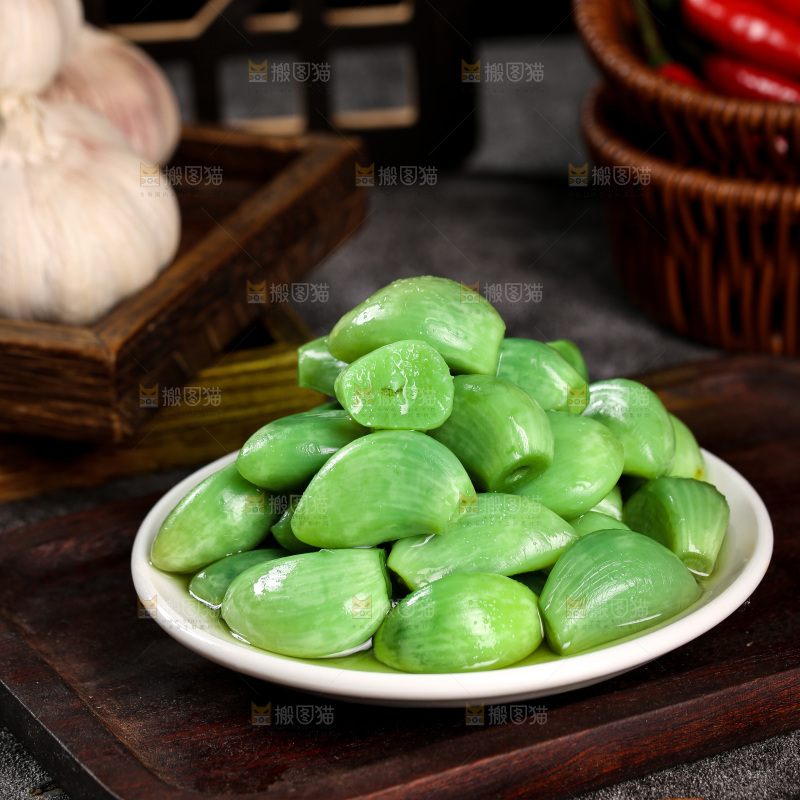 深底上的腊八蒜