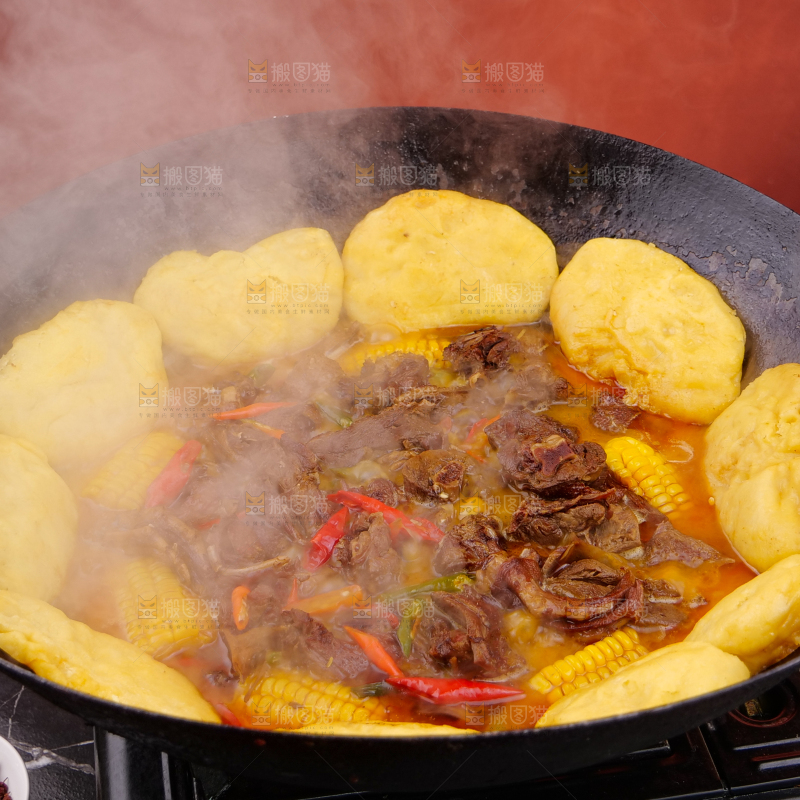 深底上的铁锅炖大鹅
