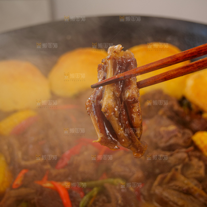 深底上的铁锅炖大鹅