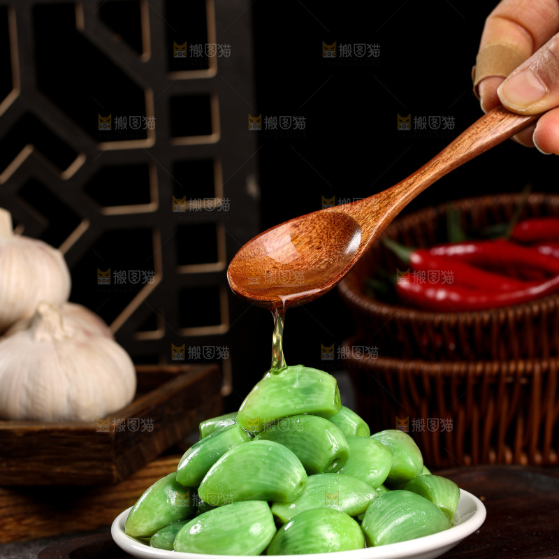 深底上的腊八蒜