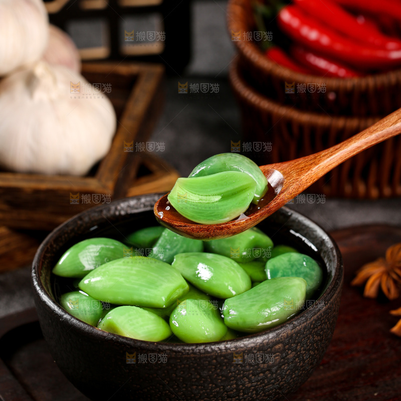 深底上的腊八蒜