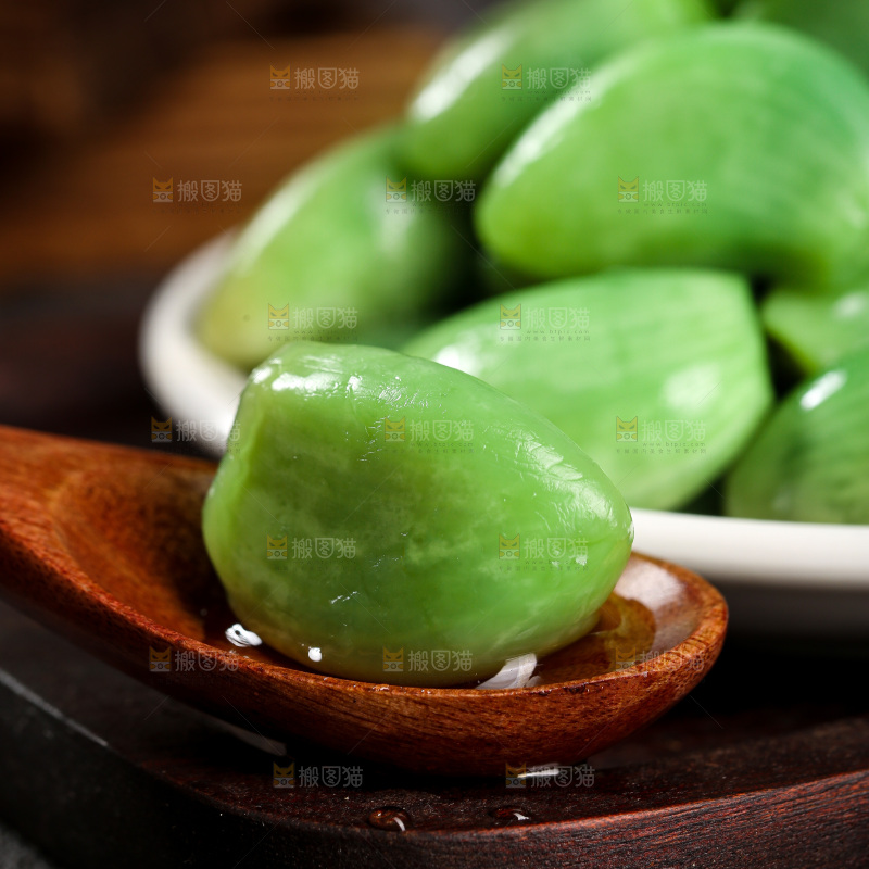 深底上的腊八蒜