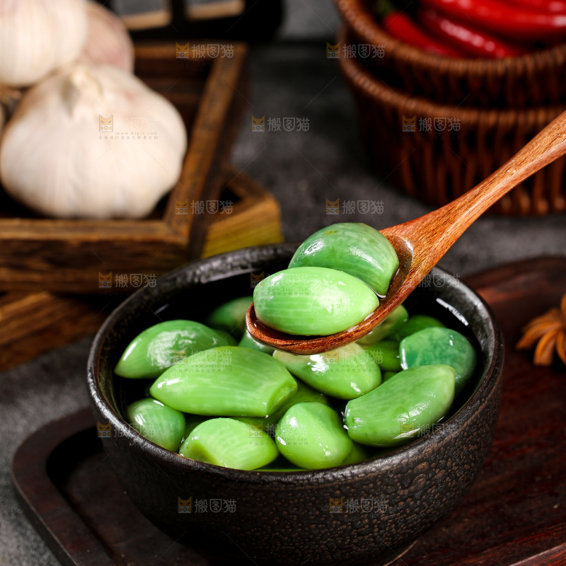 深底上的腊八蒜