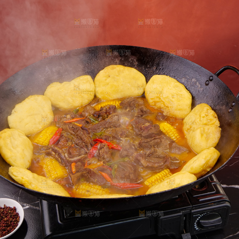 深底上的铁锅炖大鹅