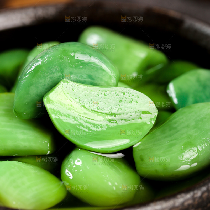 深底上的腊八蒜