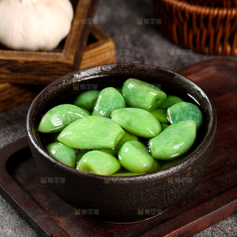 深底上的腊八蒜