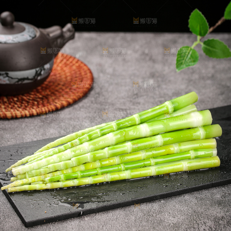 深底上的翡翠笋