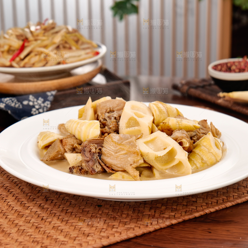深底上的雷笋炖肉