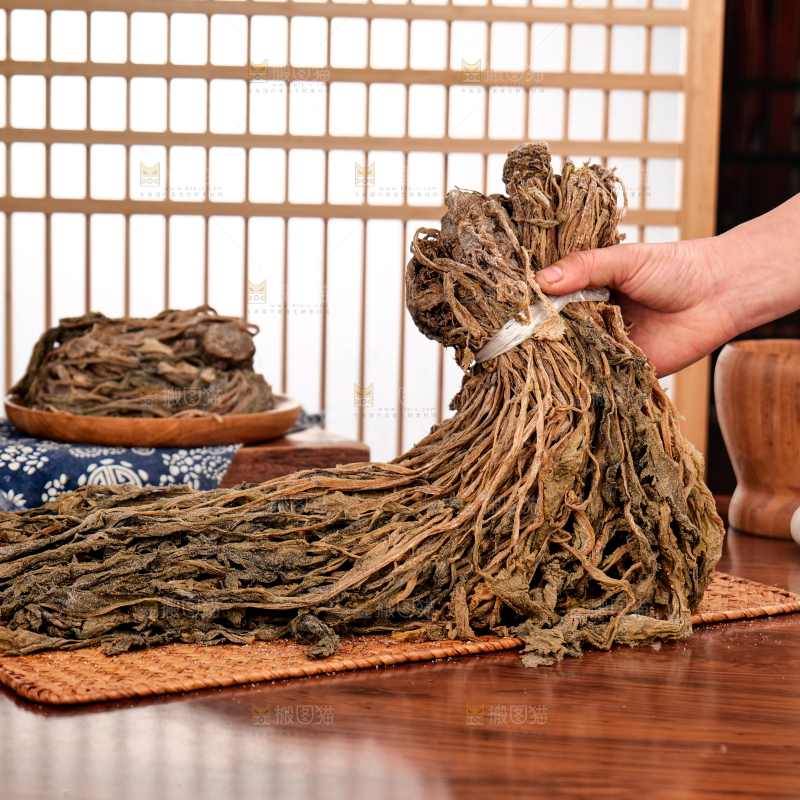 深底上的盐渍梅干菜