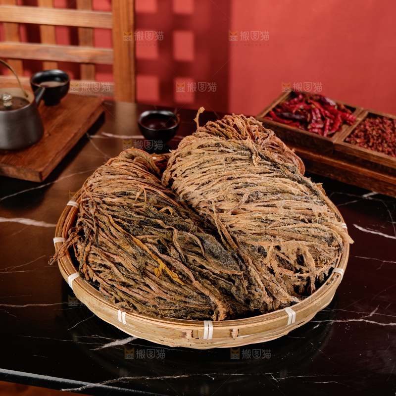 深底上的盐渍梅干菜