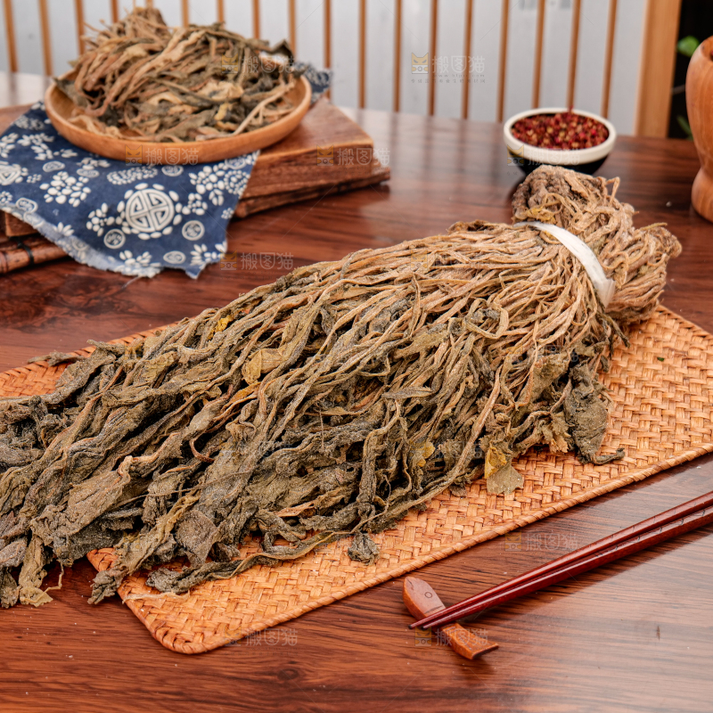 深底上的盐渍梅干菜