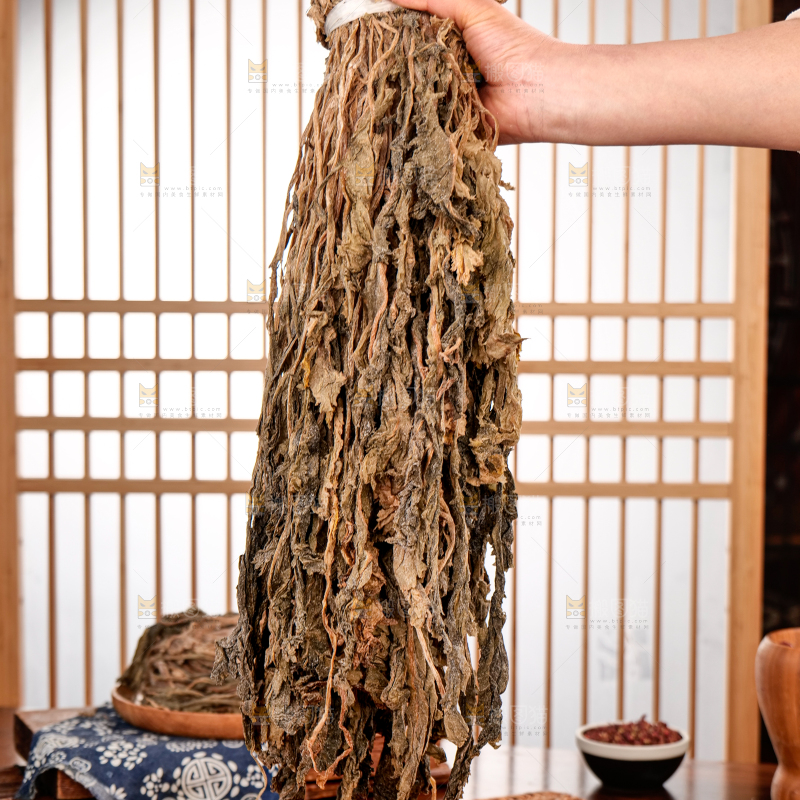 深底上的盐渍梅干菜