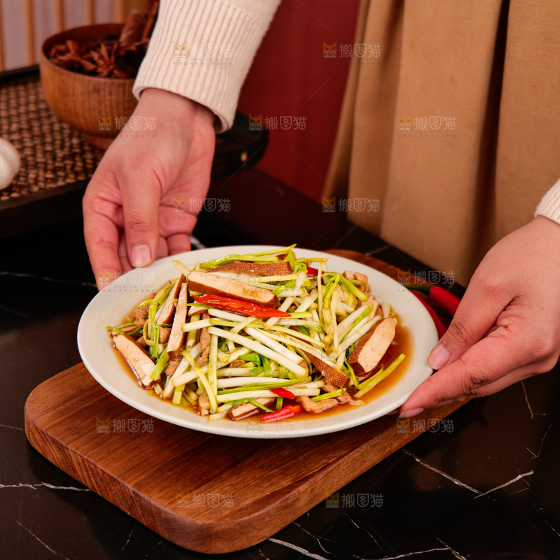深底上韭黄菜品