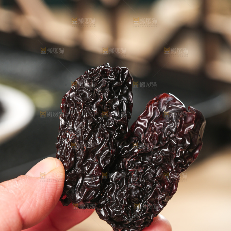 木底上的黑晶枣